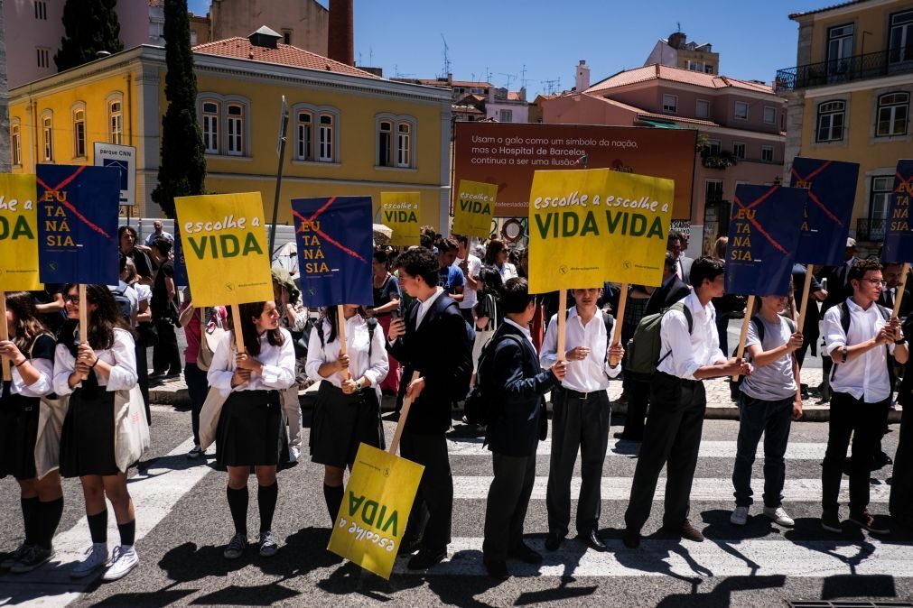 Cerca de meia centena de pessoas em silêncio contra a eutanásia