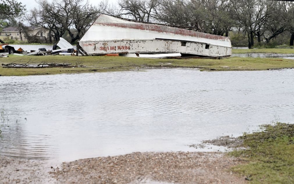 Ciclone Harvey fez pelo menos cinco mortos ao passar pela cidade de Houston