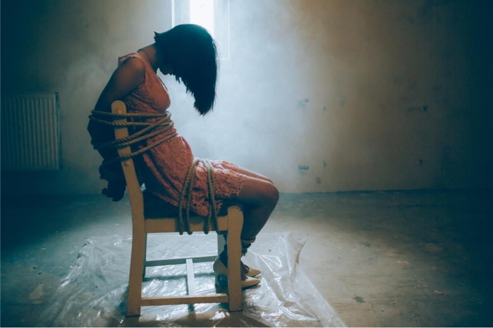 Mulher escapa após 6 meses de tortura e violação que a desfiguraram