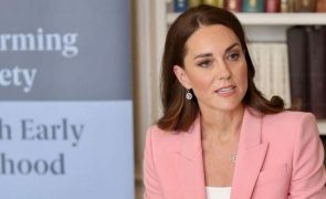 Kate Middleton supera expectativas com fato cor de rosa
