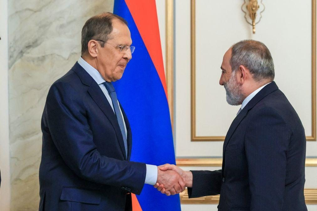 Lavrov acusa UE e NATO de fomentarem coligação para combater a Rússia