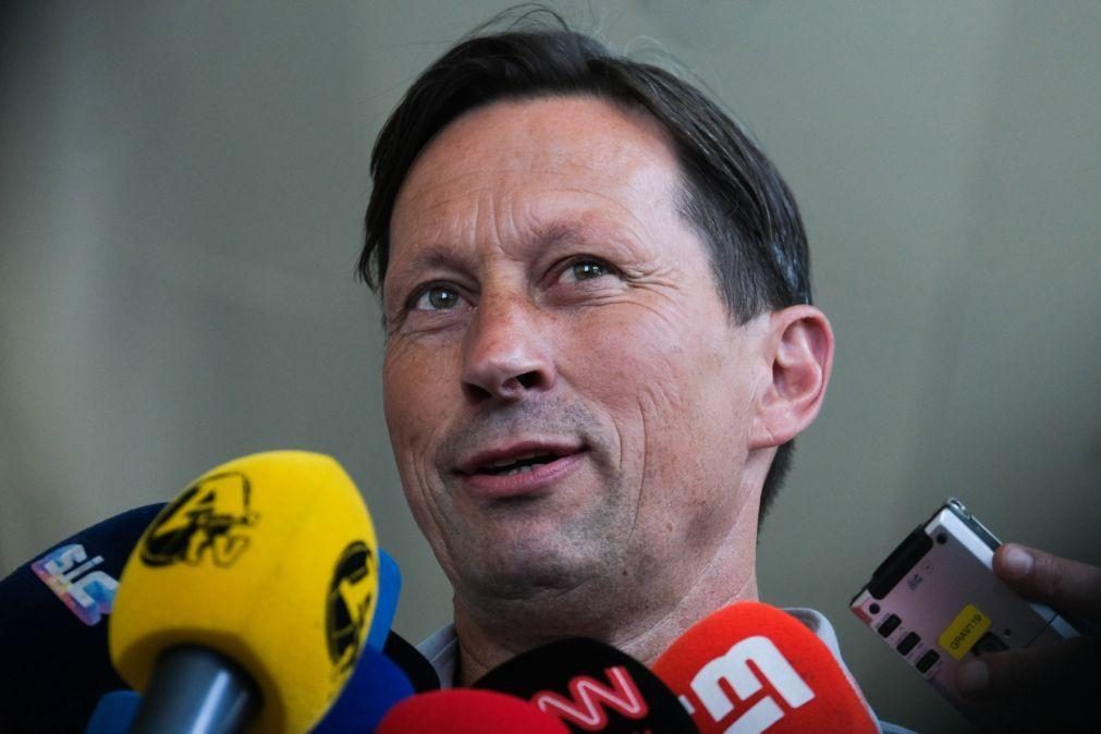 Roger Schmidt quer Benfica com futebol diferente e a melhorar 'performance'